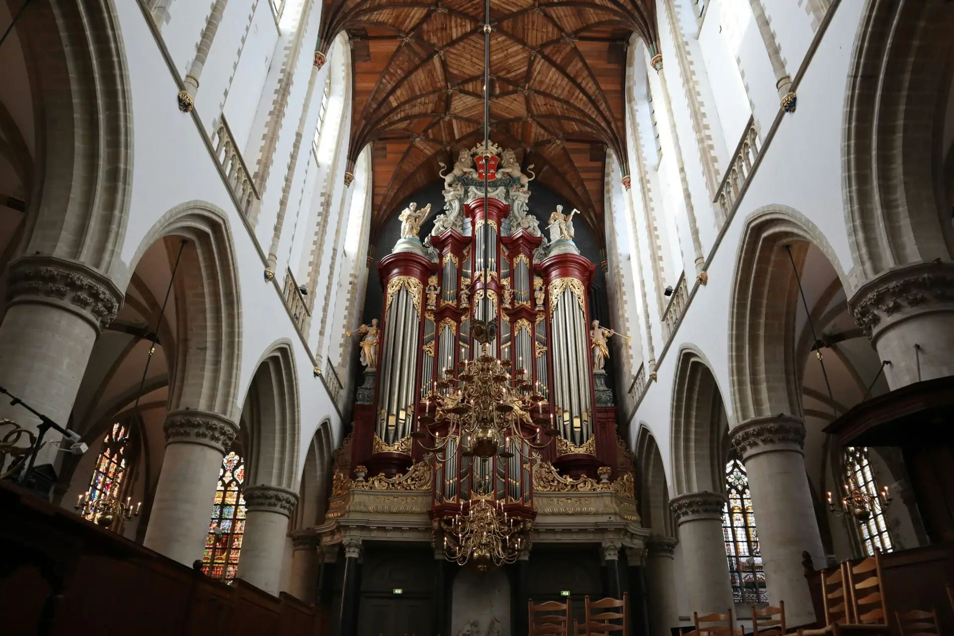 Eine prächtige Orgel in einer Barokkirche.
